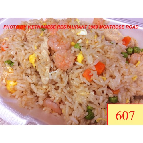607. CƠM CHIÊN GÀ & TÔM - SHRIMP & CHICKEN BREAST FRIED RICE ( SHRIMP, CHICKEN BREAST, PEAS, CARROTS, EGG)